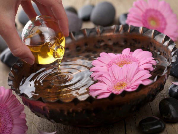 Hot oil manicure will get rid of dryness of hands in winter, know how to do it